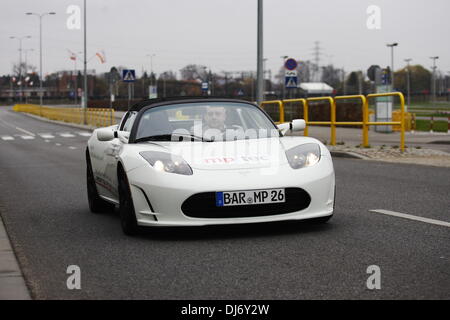 Danzig, Polen 23. November 2013 Re: Stadt-recycling und ökologische Messe. Tesla Elektro-Sportwagen Präsentation. Der Tesla Roadster ist eine Batterie Elektrofahrzeug Sportwagen produziert durch englische Tesla Motors Company. Bildnachweis: Michal Fludra/Alamy Live-Nachrichten Stockfoto