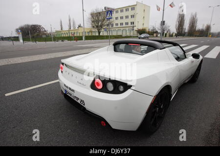 Danzig, Polen 23. November 2013 Re: Stadt-recycling und ökologische Messe. Tesla Elektro-Sportwagen Präsentation. Der Tesla Roadster ist eine Batterie Elektrofahrzeug Sportwagen produziert durch englische Tesla Motors Company. Bildnachweis: Michal Fludra/Alamy Live-Nachrichten Stockfoto