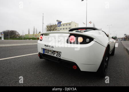 Danzig, Polen 23. November 2013 Re: Stadt-recycling und ökologische Messe. Tesla Elektro-Sportwagen Präsentation. Der Tesla Roadster ist eine Batterie Elektrofahrzeug Sportwagen produziert durch englische Tesla Motors Company. Bildnachweis: Michal Fludra/Alamy Live-Nachrichten Stockfoto