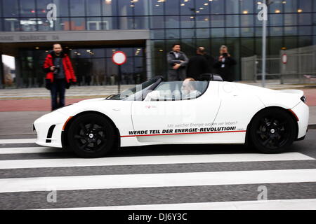 Danzig, Polen 23. November 2013 Re: Stadt-recycling und ökologische Messe. Tesla Elektro-Sportwagen Präsentation. Der Tesla Roadster ist eine Batterie Elektrofahrzeug Sportwagen produziert durch englische Tesla Motors Company. Bildnachweis: Michal Fludra/Alamy Live-Nachrichten Stockfoto