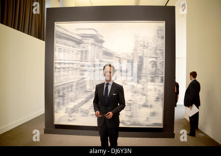 New York, USA. 3. Mai 2013. Tobias Meyer, Leiter der zeitgenössischen Kunst bei Sothebys und Chef Auktionator, steht vor Gerhard Richters "Domplatz, Mailand" (Domplatz, Mailand) bei Sothebys in New York, USA, 03 Mai 2013. Das Bild hat bei Sothebys in New York für 37,1 Millionen Dollar (rund 29 Millionen Euro) versteigert worden. Nach dem Kunsthändler Sothebys war die Versteigerung eines Datensatzes für den deutschen Künstler. Foto: Chris Melzer, Dpa/Alamy Live News Stockfoto