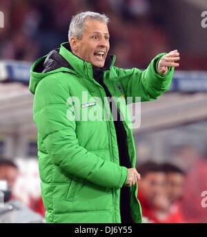 Stuttgart, Deutschland. 22. November 2013. Gladbach Trainer Lucien Favre Gesten während der Fußball-Bundesliga zwischen VfB Stuttgart und Borussia Moenchengladbach in Mercedes-Benz Arena in Stuttgart, Deutschland, 22. November 2013 übereinstimmen. Foto: Dpa/Bernd Weissbrod/Alamy Live News Stockfoto