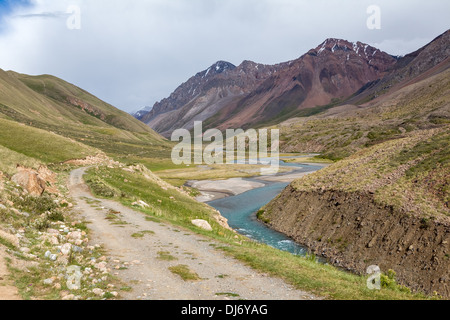 Straße im wunderbaren Tien Shan-Gebirge Stockfoto