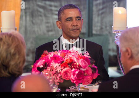 Washington DC, USA. 20. November 2013. US-Präsident Barack Obama isst Abendessen mit Empfängern die Medal Of Freedom an das Smithsonian National Museum of American History in Washington DC, USA, 20. November 2013. Foto: Kevin Dietsch / Pool über CNP/Dpa/Alamy Live News Stockfoto