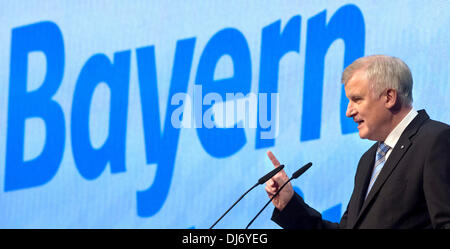 München, Deutschland. 23. November 2013. Parteivorsitzender der christlich sozialen Union in Bayern (CSU) Horst Seehofer spricht während der Parteitag der CSU in München, 23. November 2013. Foto: Peter Kneffel/Dpa/Alamy Live News Stockfoto