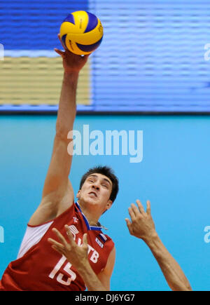 Tokio, Japan. 23. November 2013. Dmitriy Ilinykh Russlands spikes den Ball während der FIVB World Grand Champions Cup 2013 gegen Brasilien am Tokyo Metlopolitan Gymnasium in Tokio, Japan, 23. November 2013. Russland gewann 3-2. Bildnachweis: Stringer/Xinhua/Alamy Live-Nachrichten Stockfoto