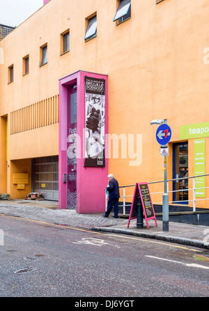 Rosa Eingang FTM, Bermondsey Mode- und Textilmuseum und schrulligen Einbahnverkehr Steuerzeichen mit Herz - London Stockfoto