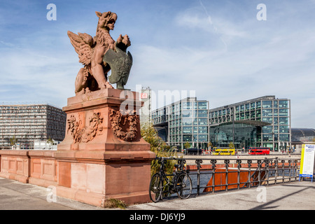 Moltkebrücke, Motltebruecke - aufgeführt aus rotem Sandsteinbrücke mit Lampen und kunstvollen Statue des Griffin über die Spree - Berlin Stockfoto