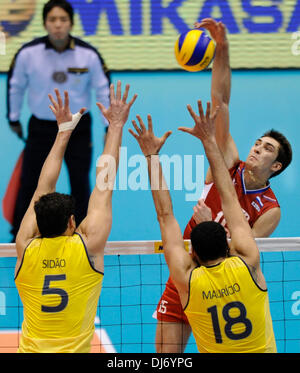 Tokio, Japan. 23. November 2013. Dmitriy Ilinykh (hinten) Russlands spikes den Ball während der FIVB World Grand Champions Cup 2013 gegen Brasilien am Tokyo Metlopolitan Gymnasium in Tokio, Japan, 23. November 2013. Russland gewann 3-2. Bildnachweis: Stringer/Xinhua/Alamy Live-Nachrichten Stockfoto