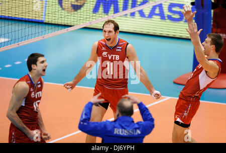 Tokio, Japan. 23. November 2013. Russische Spieler feiern nach dem Sieg bei der FIVB World Grand Champions Cup 2013 gegen Brasilien am Tokyo Metlopolitan Gymnasium in Tokio, Japan, 23. November 2013. Russland gewann 3-2. Bildnachweis: Stringer/Xinhua/Alamy Live-Nachrichten Stockfoto