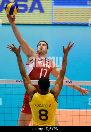 Tokio, Japan. 23. November 2013. Maxim Mikhaylov (hinten) Russlands spikes den Ball während der FIVB World Grand Champions Cup 2013 gegen Brasilien am Tokyo Metlopolitan Gymnasium in Tokio, Japan, 23. November 2013. Russland gewann 3-2. Bildnachweis: Stringer/Xinhua/Alamy Live-Nachrichten Stockfoto