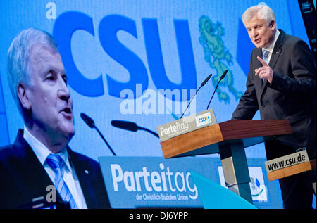 München, Deutschland. 23. November 2013. Parteivorsitzender der christlich sozialen Union in Bayern (CSU) Horst Seehofer spricht während der Parteitag der CSU in München, 23. November 2013. Foto: Peter Kneffel/Dpa/Alamy Live News Stockfoto