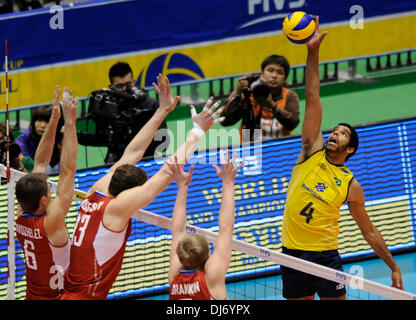 Tokio, Japan. 23. November 2013. Wallace De Souza (1., R) Brasiliens Spitzen den Ball während der FIVB World Grand Champions Cup 2013 gegen Russland am Tokyo Metlopolitan Gymnasium in Tokio, Japan, 23. November 2013. Russland gewann 3-2. Bildnachweis: Stringer/Xinhua/Alamy Live-Nachrichten Stockfoto