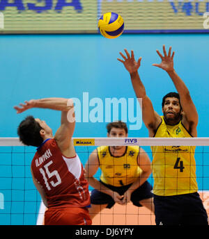 Tokio, Japan. 23. November 2013. Wallace De Souza (1., R) von Brasilien blockiert den Ball während der FIVB World Grand Champions Cup 2013 gegen Russland am Tokyo Metlopolitan Gymnasium in Tokio, Japan, 23. November 2013. Russland gewann 3-2. Bildnachweis: Stringer/Xinhua/Alamy Live-Nachrichten Stockfoto