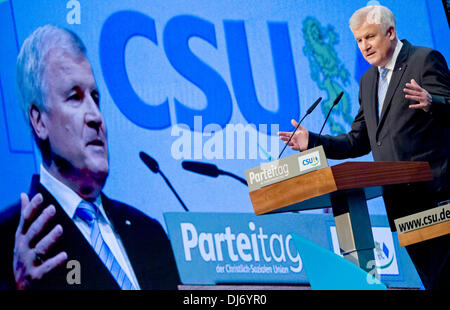 München, Deutschland. 23. November 2013. Parteivorsitzender der christlich sozialen Union in Bayern (CSU) Horst Seehofer spricht während der Parteitag der CSU in München, 23. November 2013. Foto: Peter Kneffel/Dpa/Alamy Live News Stockfoto