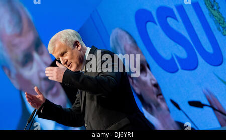 München, Deutschland. 23. November 2013. Parteivorsitzender der christlich sozialen Union in Bayern (CSU) Horst Seehofer spricht während der Parteitag der CSU in München, 23. November 2013. Foto: Peter Kneffel/Dpa/Alamy Live News Stockfoto