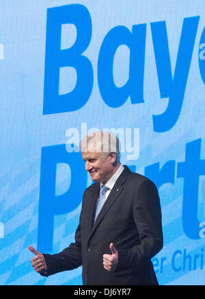 München, Deutschland. 23. November 2013. Parteivorsitzender der christlich sozialen Union in Bayern (CSU) Horst Seehofer spricht während der Parteitag der CSU in München, 23. November 2013. Foto: Peter Kneffel/Dpa/Alamy Live News Stockfoto