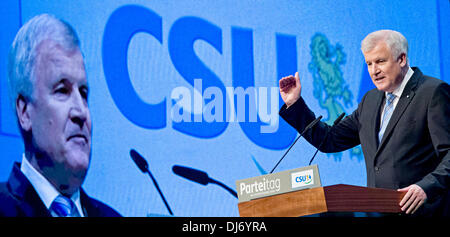 München, Deutschland. 23. November 2013. Parteivorsitzender der christlich sozialen Union in Bayern (CSU) Horst Seehofer spricht während der Parteitag der CSU in München, 23. November 2013. Foto: Peter Kneffel/Dpa/Alamy Live News Stockfoto