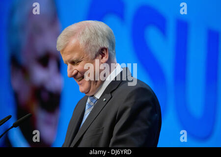 München, Deutschland. 23. November 2013. Parteivorsitzender der christlich sozialen Union in Bayern (CSU) Horst Seehofer spricht während der Parteitag der CSU in München, 23. November 2013. Foto: Peter Kneffel/Dpa/Alamy Live News Stockfoto