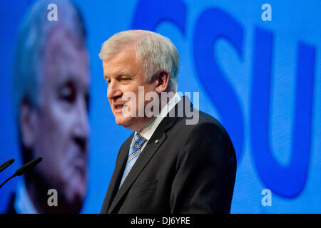 München, Deutschland. 23. November 2013. Parteivorsitzender der christlich sozialen Union in Bayern (CSU) Horst Seehofer spricht während der Parteitag der CSU in München, 23. November 2013. Foto: Peter Kneffel/Dpa/Alamy Live News Stockfoto