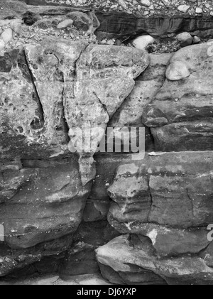 Schichten aus Kopfsteinpflaster und Sandstein, schwarze & weiß, an Parfreys Glen State Natural Area, in der Nähe von Baraboo, Sauk County, Wisconsin. Stockfoto