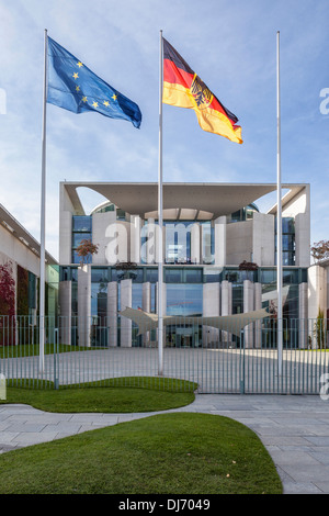 EU- und deutschen Fahnen vor modernen Kanzlei Gebäude, Büros des Kanzlers - Berlin-Deutschland Stockfoto