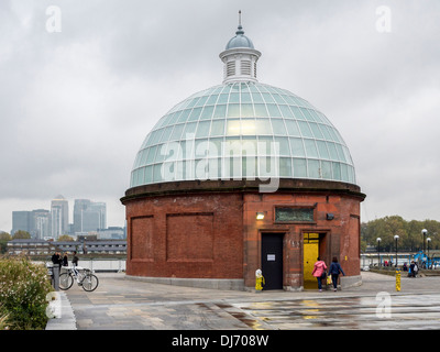 Eingang zum unterirdischen Fußgängertunnel unter der Themse die Greenwich auf der Isle of Dogs, London verbindet Stockfoto