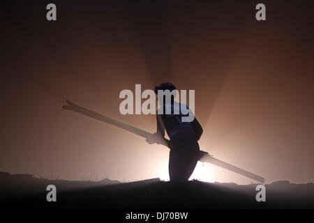 Klingethal, Deutschland. 22. November 2013. Ein Jumper geht mit seinen Skiern zum Training zu Beginn der Weltcup Skispringen in Klingethal, Deutschland, 22. November 2013. Foto: Jan Woitas/Dpa/Alamy Live News Stockfoto
