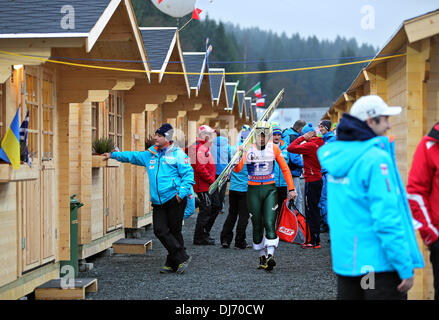 Klingethal, Deutschland. 22. November 2013. Koreanischer Skispringer geht Kim Hyun-Ki mit seinen Skiern auf die Ausbildung für den Beginn der Weltmeisterschaft in der Vogtland-Arena in Klingethal, Deutschland, 22. November 2013. Foto: Jan Woitas/Dpa/Alamy Live News Stockfoto