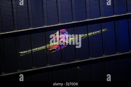 Klingethal, Deutschland. 22. November 2013. Ein Skispringer bereitet sich auf die Ausbildung von Beginn der Weltmeisterschaft in der Vogtland-Arena in Klingethal, Deutschland, 22. November 2013. Foto: Hendrik Schmidt/Dpa/Alamy Live News Stockfoto