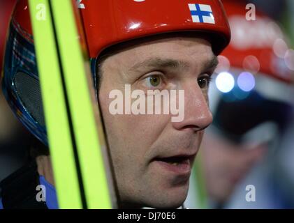 Klingethal, Deutschland. 22. November 2013. Der finnischen Skispringer spricht Janne Ahonen nach dem Training des Beginns des World Cup in der Vogtland-Arena in Klingethal, Deutschland, 22. November 2013. Foto: Hendrik Schmidt/Dpa/Alamy Live News Stockfoto