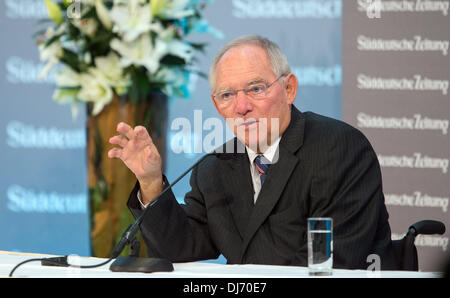 Berlin, Deutschland. 22. November 2013. Amtierender deutscher Minister von Finanzminister Wolfgang Schäuble (CDU) spricht auf der Führung treffen Wirtschaft Zeitung Sueddeutsche Zeitung im Hotel Adlon in Berlin, Deutschland, 22. November 2013. Foto: HANNIBAL/Dpa/Alamy Live News Stockfoto