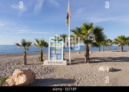 Der Strand Playa El Playazo in Nerja an der Costa Del Sol Stockfoto