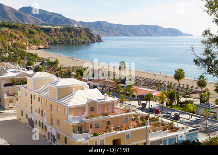 Der berühmte Strand von Burriana in Nerja an der Costa Del Sol in Spanien Stockfoto