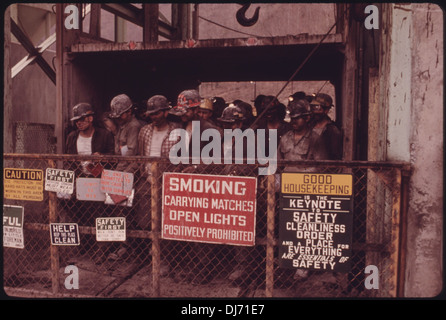 BERGLEUTE NUR BELAG AUF DER MINE-AUFZUG AN DER VIRGINIA-POCAHONTAS MINE 5E4 NAHE RICHLANDS, VIRGINIA. Das werden sie. 392 Stockfoto