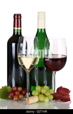Rot- und Weißweine in Flaschen isoliert auf weiss Stockfoto