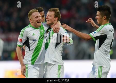 Nürnberg, Deutschland. 23. November 2013. Wolfsburgs Maximilian Arnold (C) feiert seine 0-1 Ziel mit Teamkollegen Patrick Ochs (L) und Slobodan Medojevic während der Bundesliga Fußball-Mathc zwischen FC Nürnberg und der VfL Wolfsburg bei Grundig-Stadion in Nürnberg, 23. November 2013. Foto: ARMIN WEIGEL/Dpa (Achtung: aufgrund der Akkreditierungsrichtlinien die DFL nur erlaubt die Veröffentlichung und Nutzung von bis zu 15 Bilder pro Spiel im Internet und in Online-Medien während des Spiels.) / Dpa/Alamy Live News Stockfoto