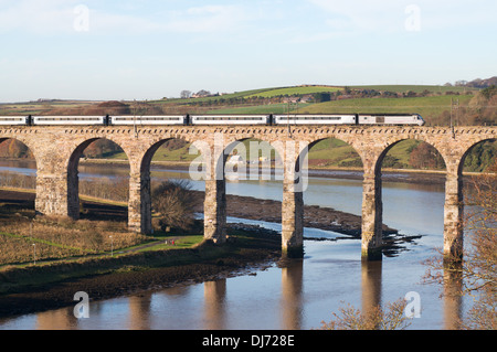 East Coast express-Zug über die Royal Border-Brücke über den Fluss Tweed, Berwick nach Tweed, Northumberland, England, UK Stockfoto