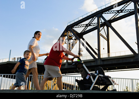Familie Wandern bis zu den Big Four Fußgängerbrücke in Louisville, Kentucky Stockfoto