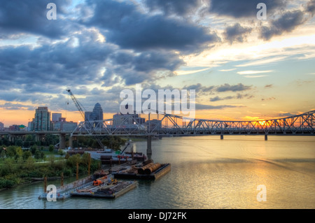 High Dynamic Range Image der Louisville Kentucky und Ohio River bei Sonnenuntergang Stockfoto