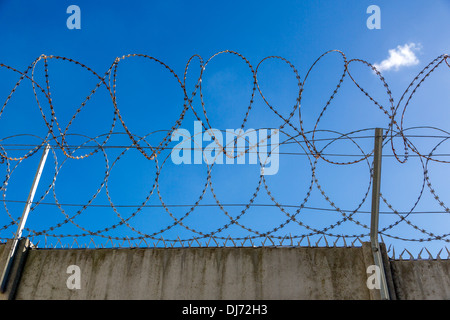 Südafrika, Cape Town. Stacheldraht und Metall-Spikes eine kleine Wohltätigkeitsorganisation Lager von unbefugten Zutritt zu schützen. Stockfoto