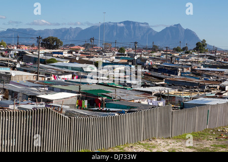 Südafrika, Cape Town, Khayelitsha Township. Tafelberg im Hintergrund. Stockfoto