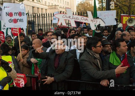 London, UK. 23. November 2013. Mitglieder und Unterstützer der Pakistan Tehreek-e-Insaf (die pakistanische politische Partei unter der Leitung von Imran Khan) in den UK-Marsch von 10 Downing Street, der US-Botschaft in London, um uns zu protestieren Drohnen Streiks in Pakistan. London, UK 23. November 2013 Credit: Martyn Wheatley/Alamy Live News Stockfoto