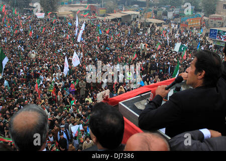 (131123)--PESHAWAR, 23. November 2013 (Xinhua)--Anhänger der Tehreek-e-Insaaf (PTI) während einer Protestkundgebung in Nordwest-Pakistan Peshawar am 23. November 2013 gesammelt. Pakistans Cricketspieler wandte sich politische Führer, Imran Khan, dessen Partei Tausende von Anhängern eine wichtige Versorgungsroute für NATO-Truppen, Samstag gesperrt haben erklärt, dass er die öffentliche Meinung gegen die US-Drohnen-Angriffe zu mobilisieren. (Xinhua/Umar Qayyum) (Srb) Bildnachweis: Xinhua/Alamy Live-Nachrichten Stockfoto