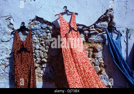 Kleidung zum Verkauf auf dem Flohmarkt von Jaffa in Israel Stockfoto