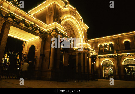 Eingang zum Tivoli Gärten bei Nacht während Weihnachten Kopenhagen Dänemark Stockfoto