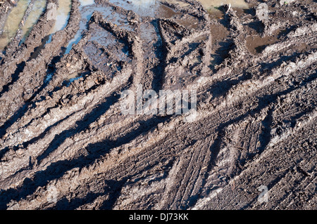 Fahrzeug-Reifenspuren im schlammigen Patch - Frankreich. Stockfoto