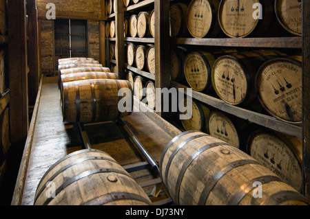 Barrel Bourbon Alterung in einem Rick Haus in Woodford Reserve Destillerie in Woodford County, Kentucky Stockfoto