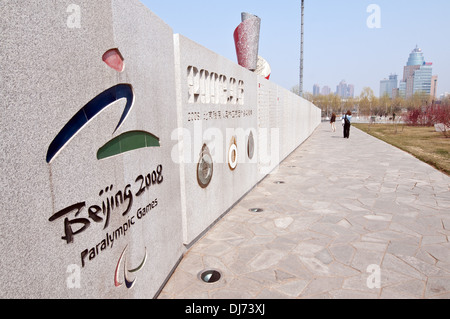 Wand mit Namen Medaillengewinner der Paralympischen Sommerspiele 2008 im Olympic Green - Olympic Park in Peking, China Stockfoto