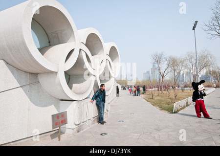 Olympische Ringe Stein im Olympic Green - Olympic Park in Peking, China Stockfoto